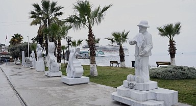 Kuşadası sahilinde müzik temalı heykeller