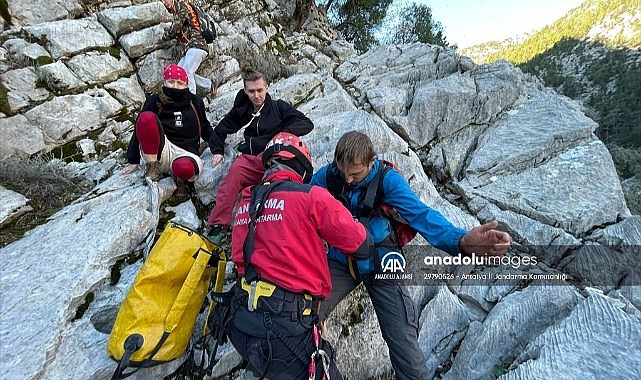 Kayalıklarda mahsur kalan 4 Rus turist kurtarıldı
