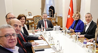 Hazine Bakanı Nebati, turizmcilerle görüştü