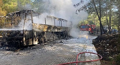 Seyir halindeki tur otobüsü alev alev yandı