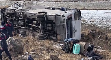 Turistleri taşıyan midibüs devrildi