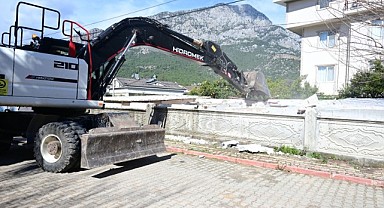 Kemer'de kaçak yapılar yıkılıyor