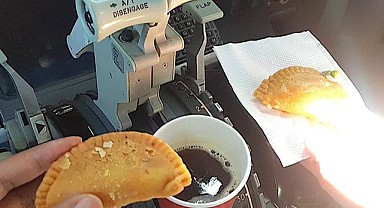 Kokpitte kahve ve tatlı bulunduran 2 pilota ceza