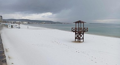 Çeşme Nisan'da beyaza büründü