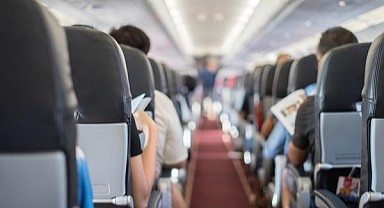 Uçakta kabin görevlisini zorla öpen yolcu tutuklandı