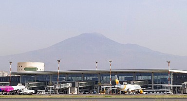 Etna Yanardağı lav püskürttü, havaalanı kapatıldı