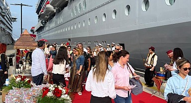 Lüks kruvaziyer gemisi 1444 yolcusuyla Bodrum'da
