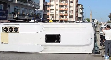 Otel personelini taşıyan minibüs ile otomobil çarpıştı