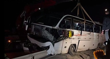 Tur otobüsü devrildi: 3 ölü, 44 yaralı