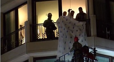 ABD'li turist lüks otelin balkon demirlerine kendini astı
