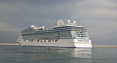 Antalya lüks yolcu gemisi ile 1205 turisti ağırladı