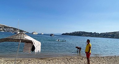 Bodrum'da plajlara 2 bin şemsiye yerleştirildi