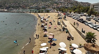 Halk Plajı'nda tatilcilere ücretsiz şezlong ve şemsiye