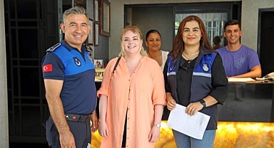 İngiliz turistten çantasını bulan zabıtaya teşekkür