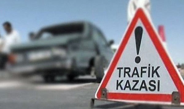 Tur midibüsü park halindeki araçlara çarptı