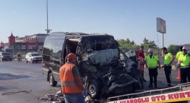 Tur minibüsü tırla çarpıştı: 2 ölü, 12 yaralı