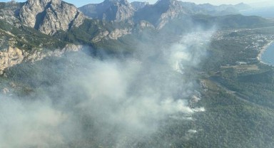 Turizm cenneti Kemer'deki orman yangını sürüyor