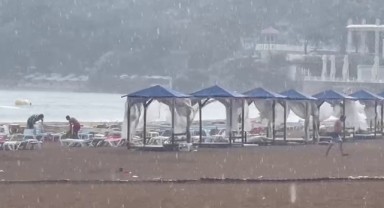Alanya'da tatilcilere sağanak yağış ve fırtına şoku