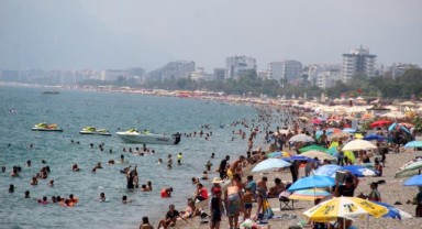 Antalya'da nem yüzde 75'e ulaştı! Sahiller doldu taştı