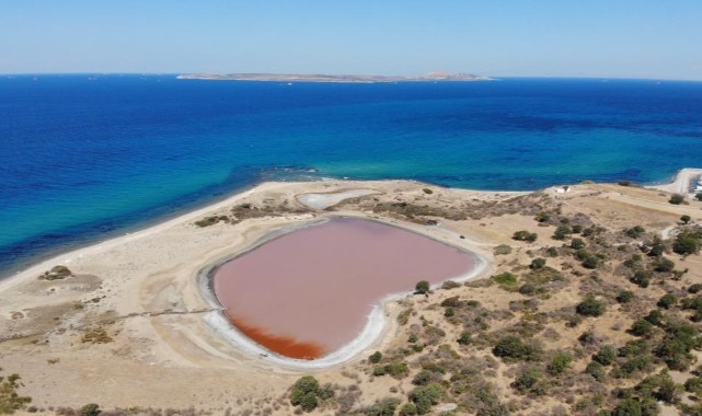 Antik liman, kalpli pembe göle dönüştü