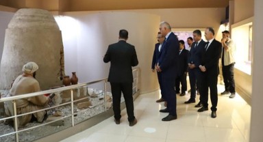 Bakan Ersoy, Ahlat Müzesi'ni ziyaret etti