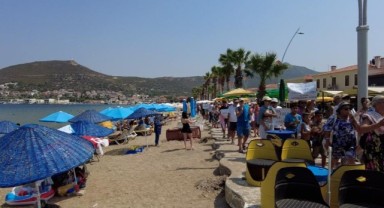 Foça sahillerinde havlulu eylem