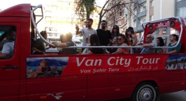 İranlı turistlere üstü açık minibüsle şehir turu