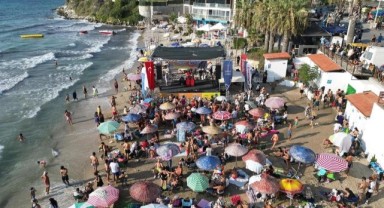 Kuşadası'nın halk plajları partilerle renkleniyor