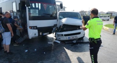 Otel servisi ile minibüs çarpıştı