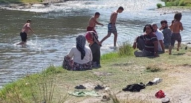 Sıcaktan bunalan köy sakinlerine plaj yaptırdı