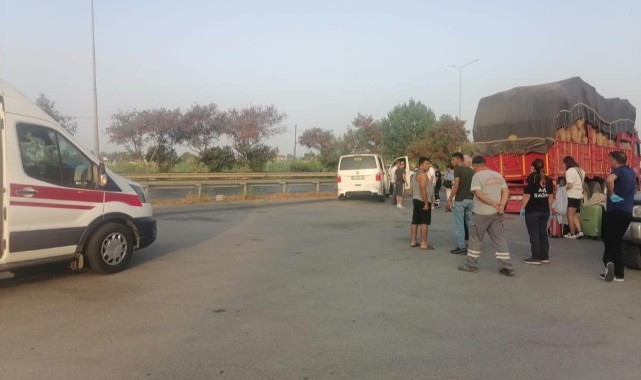 Tur minibüsü önce bariyere, sonra yayaya çarptı