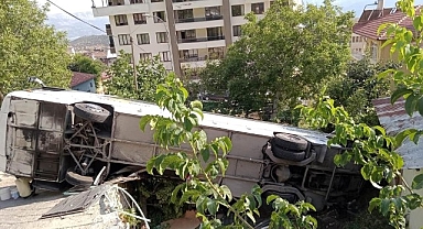 Tur otobüsü, evin bahçesine devrildi: 30 yaralı