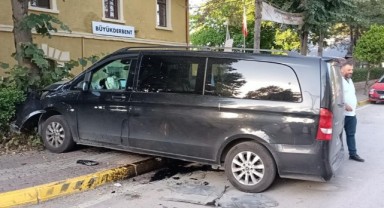 Turistleri taşıyan minibüs ağaca çarptı: 6 yaralı