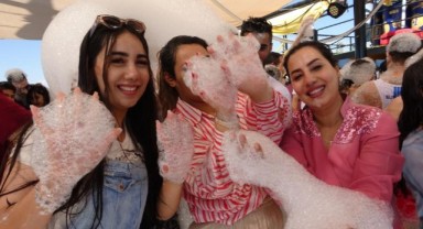 Van'a gelen İranlı turistler köpük partisinde eğlendi