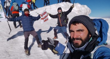 Yabancı turistler Ağrı Dağı zirvesinde halay çekti