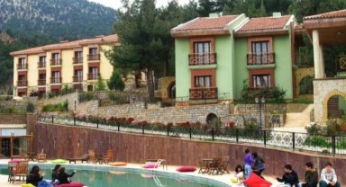 Adana'da tatil köyü icradan satışa çıkarıldı