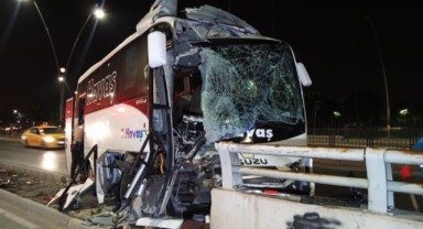 Havaalanına yolcu götüren midibüs yön levhasına çarptı