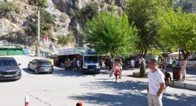 Saklıkent'te turistlerin üzerine kaya parçaları düştü