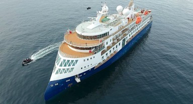 Lüks yolcu gemisi Grönland'da karaya oturdu
