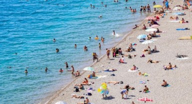 Turistler Konyaaltı sahiline akın etti