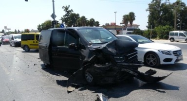 VİP tur aracı, otomobile çarptı: 6 turist yaralı