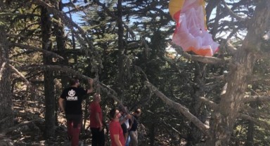 Yamaç paraşütü ağaca dolanan turist kurtarıldı