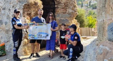 Alanya'da polisten turistlere dört dilde broşür