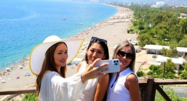 Antalya'ya gelen turist sayısı 14 milyona yaklaştı