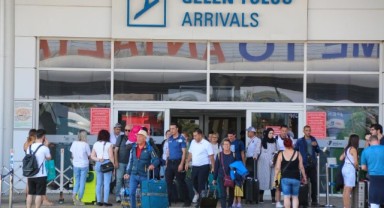 İsrailli turistler Antalya'ya gelmeye devam etti