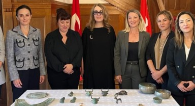 İsviçre'nin iade ettiği 37 tarihi eser Türkiye'ye getirildi