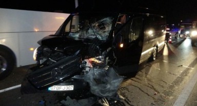 Tur minibüsleri çarpıştı, 4'ü turist 6 yaralı