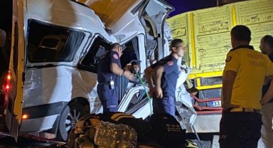 Tur minibüsü kamyona çarptı: 1 ölü, 10 yaralı