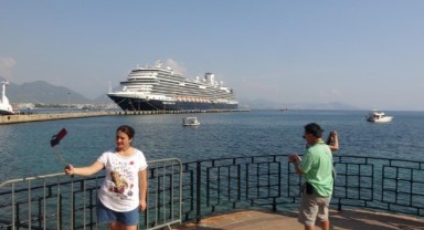 Turistler, İsrail rotasını iptal edip Alanya'ya geldi