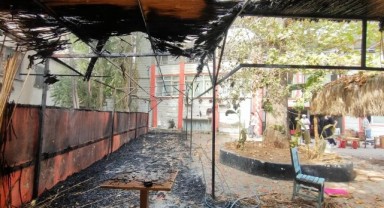 Tutuşan atık maddeler otel kamelyasına sıçradı